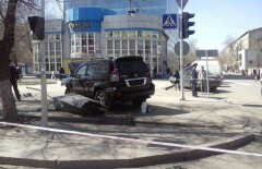 В Караганде внедорожник вылетел на тротуар и сбил прохожего