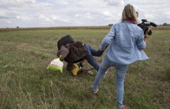 В Венгрии женщину-оператора уволили за подножку беженцу
