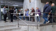 В крупных городах Испании каталонцы встали в очереди, чтобы оформить явки с повинной 