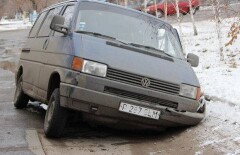 Автомобиль в Костанае провалился под асфальт