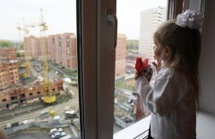 Участковый спас ребёнка от падения из окна высотки Астаны