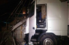 Грузовик протаранил магазин в Алматы