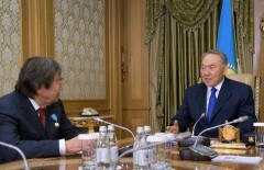 Золотую звезду вручил Президент Олжасу Сулейменову в день его 80-летия 