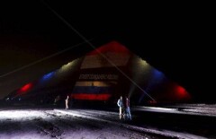 Пирамида Хеопса окрасилась в цвета флагов стран, пострадавших от недавних терактов
