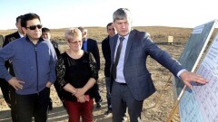 Аким Карагандинской области продегустировал питьевую воду для сельчан из скважины