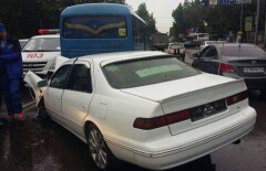 Три авто и пассажирский автобус столкнулись на перекрёстке в Алматы 