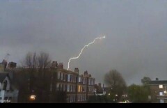 Удар молнии в летящий самолёт сняли на видео жители Лондона