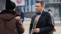 Консул США дарил цветы женщинам на алматинском Арбате