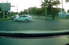 Мотоциклист перелетел через сбившую его машину в Алматы