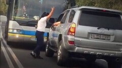 Троллейбус под управлением женщины выехал на "встречку" и создал пробку в Алматы 