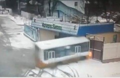 Лавирование автобуса на льду со счастливым концом сняли на видео в Таразе 