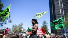 Бастующие железнодорожники пытались штурмом взять вокзал в Париже 