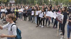 Четырёх человек задержали на митинге феминисток в Алматы, они хотели помешать акции