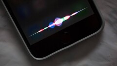 Школьница делает домашнее задание по математике с помощью Siri