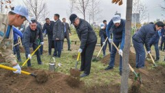 Касым-Жомарт Токаев принял участие в субботнике в Нур-Султане