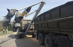 КамАЗ снёс светофор, фонарный столб и камеру видеонаблюдения в Карагандинской области