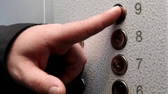 Извращенца, пристававшего к школьнице в лифте, разыскивают в Усть-Каменогорске