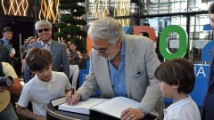 Прогулку по ЭКСПО с детьми и внуками устроил Пласидо Доминго