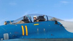 Авиаинженеры восстановили истребитель Су-27 после аварийной посадки