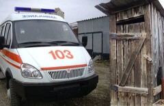 Родители утонувшего в выгребной яме ребёнка обвинили врачей в бездействии