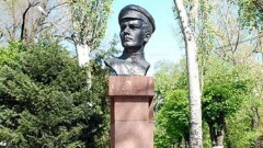 Бюст Фурманова в Алматы перенесли с проспекта Назарбаева в парк "Сары-арка"