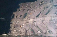 Жилой многоэтажный дом упал плашмя во время землетрясения на Тайване