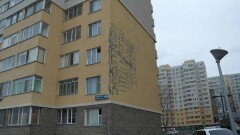 Разрушающуюся стену дома в Астане укрепили саморезами