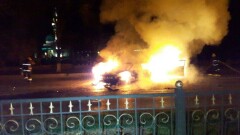Полицейский загорелся в Алматы при попытке расцепить попавшие в ДТП авто