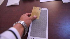 В Мактаарале начали выдавать банковские карты с денежной компенсацией