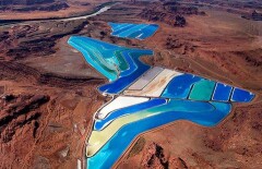Неестественный цвет придали озёрам химики