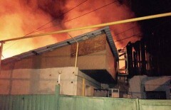 Акимат Жетысуского района поможет жителям сгоревшего дома в районе вокзала Алматы-2