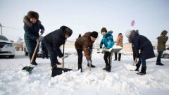 Пять тысяч человек в Нур-Султане поддержали челлендж "Біз біргеміз" по очистке улиц от снега