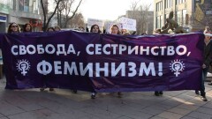 Женщина должна щи варить и детей рожать - мужчины о марше феминисток на Арбате
