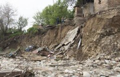 В Алматы вместе с берегом в реку Есентай смыло баню