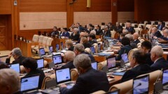 Одним местом на двух креслах: когда депутатский бизнес законотворчеству не помеха