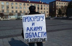 Карагандинец устроил акцию протеста около акимата
