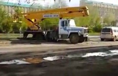 Работники управления благоустройства Актобе застряли в грязи