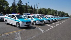 За непристойное фото на капоте полицейской машины поплатился алматинец