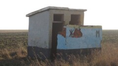В Мангистау туалет рухнул на глазах у людей, собиравшихся им воспользоваться