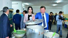 Школьные столовые Шымкента попросили защитить их от проверок общественников