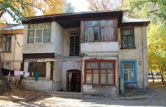 Жители ветхих домов в Алматы не знают, что их жильё собираются сносить