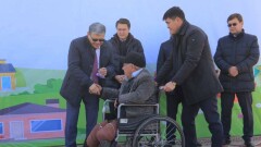 Фонд Булата Утемуратова вручил ключи от новых домов 100 семьям в Арыси