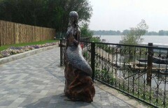 В Павлодаре скульптуру русалки взяли под беспрецедентную охрану