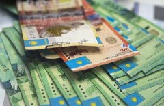 На выходные доллар уходит на максимальной за месяц стоимости