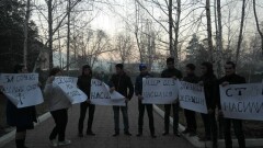 У здания суда в Есике устроили акцию в поддержку изнасилованной Жибек Мусиновой