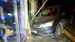 Honda влетела в витрину магазина в Алматы