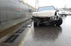 Водитель Mercedes врезался в бетонный забор и сбежал с места ЧП в Алматы