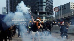 Очередной протест в Гонконге: полицейские применяют резиновые пули и водомёты 