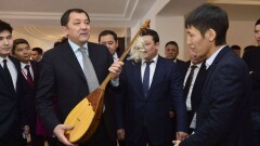 Аким Атырауской области купил домбру, чтобы поддержать местного предпринимателя