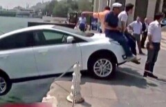 В Стамбуле прохожие запрыгнули на машину и спасли её
